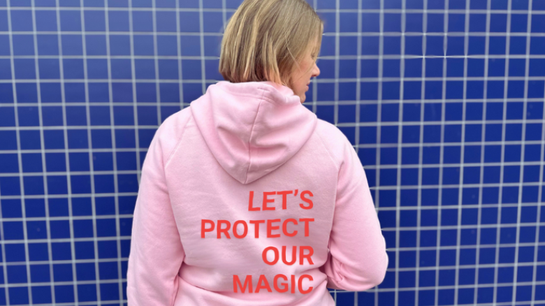 Jonge vrouw met roze hoodie